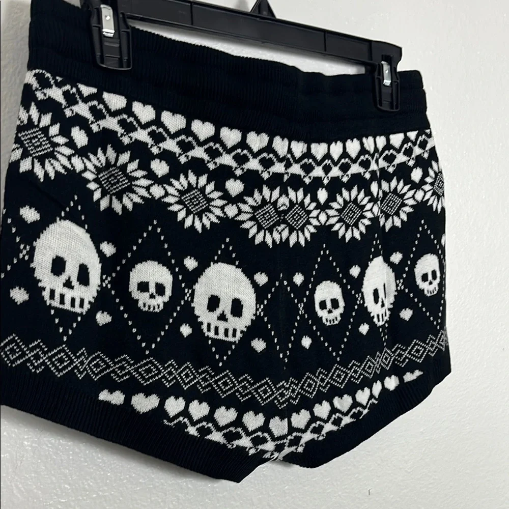 Hot Topic Black and White Skull Patterned Women Shorts - Picture 7 of 7